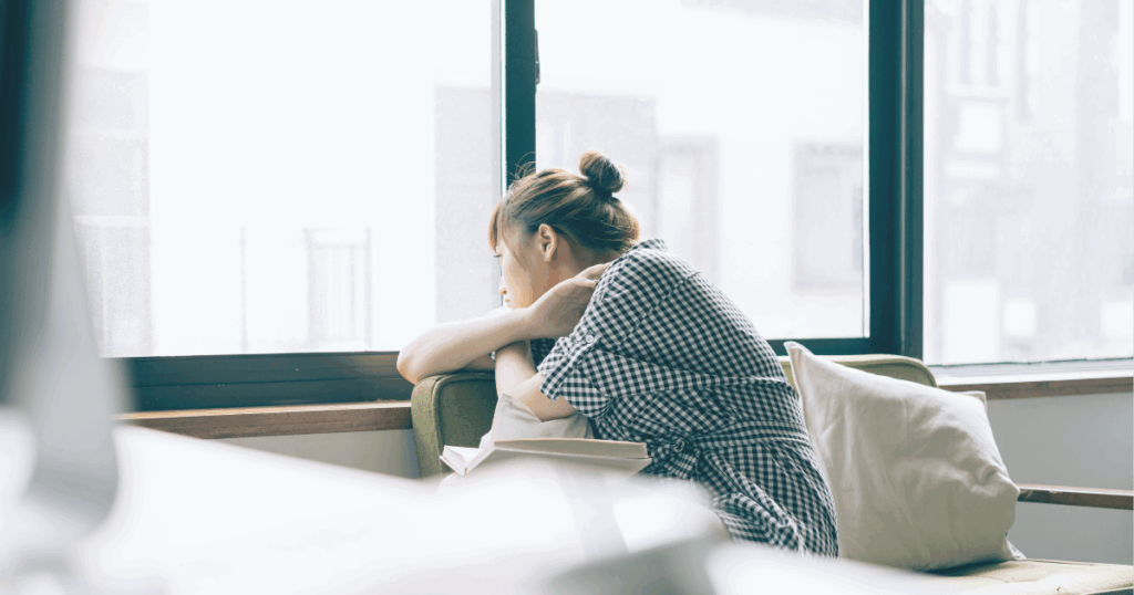 落ち込む女性